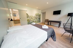 Classic Double Room | Blackout drapes, soundproofing, iron/ironing board, free WiFi - UNE HISTOIRE DE FAMILLE (Collobrières)