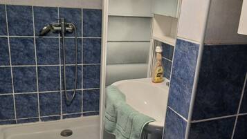 Douche, sĂšche-cheveux, serviettes fournies, papier toilette