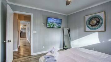House | 3 bedrooms, desk