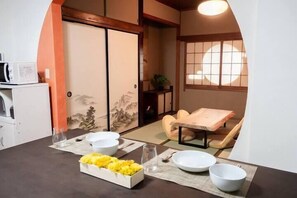 4 عدّة غرف نوم وستائر تعتيم ومكواة/لوح كي وواي فاي مجانًا