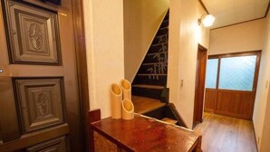 Un escritorio de madera con un espejo y un par de zapatos.