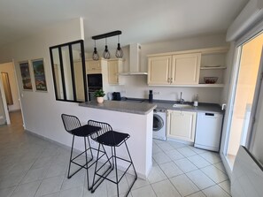 Jääkaappi, mikroaaltouuni, uuni, liesi