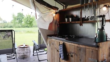 Kylskåp, spishäll, kaffe- och tebryggare och vattenkokare