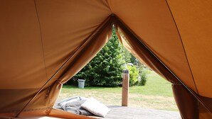 A tent with a view of a grassy area and a tree. - Glamping Lodge in Friesland near Nature Reserves (Twijzel)