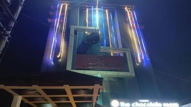 Un edificio con un cartel que dice 'The Chocolate Room' de noche.