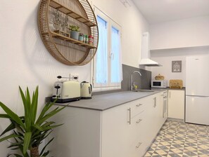 ثلاجة، ميكروويف، فرن، موقد طهي مسطح