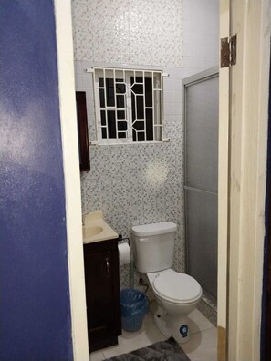 Dusj, håndklær, såpe og sjampo