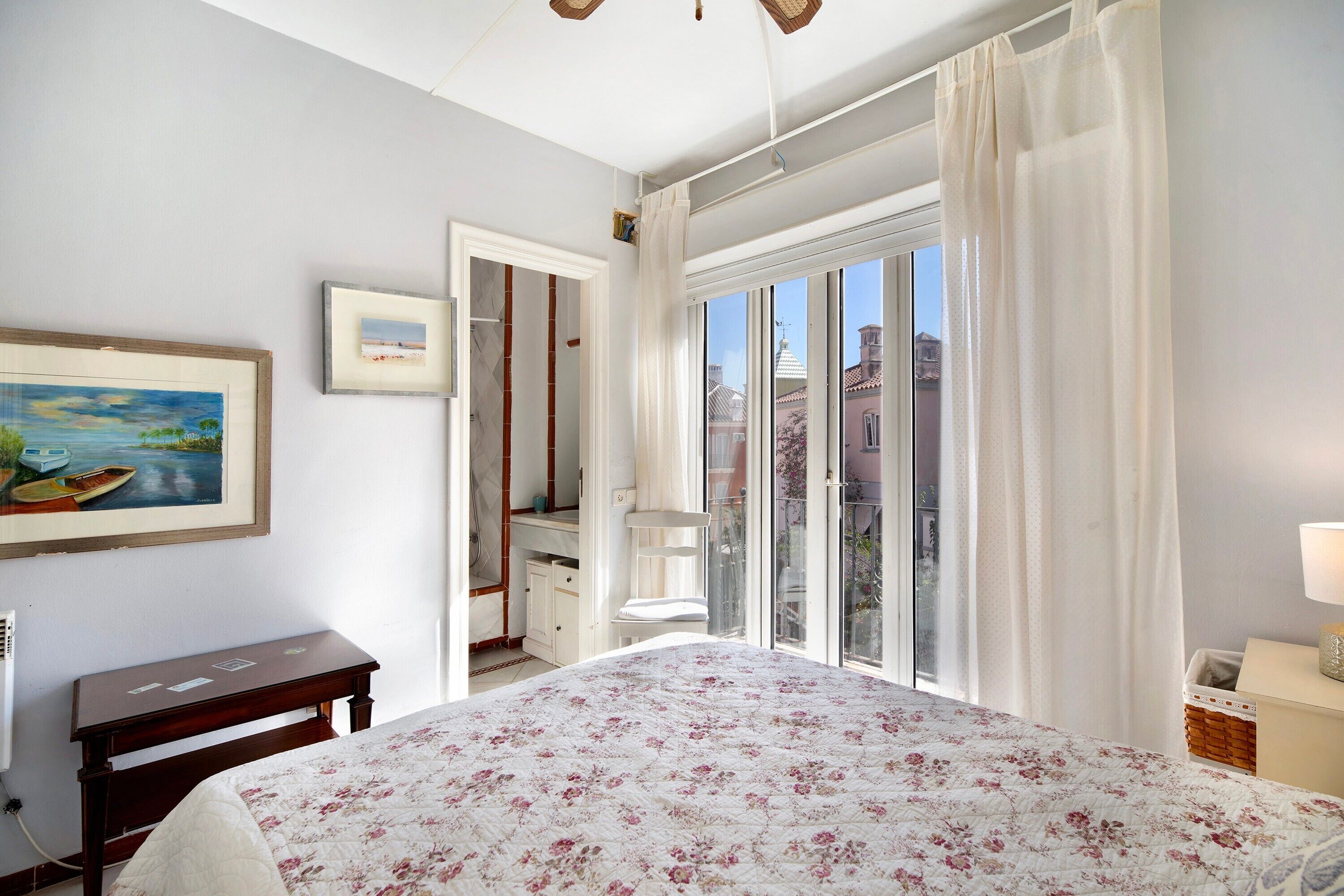 4 slaapkamers, een strijkplank/strijkijzer, gratis wifi, beddengoed