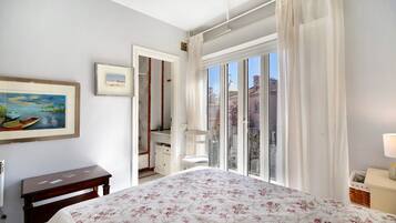 4 slaapkamers, een strijkplank/strijkijzer, gratis wifi, beddengoed