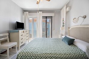 4 bedrooms, iron/ironing board, free WiFi, bed sheets - Apartment 'Magnificent Beachfront Flat' with Sea Views, Private Terrace and Wi-Fi (El Puerto de Santa Maria)