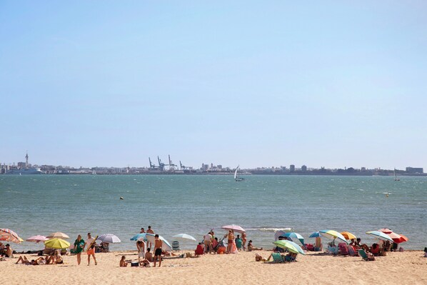 On the beach - Apartment 'Magnificent Beachfront Flat' with Sea Views, Private Terrace and Wi-Fi (El Puerto de Santa Maria)