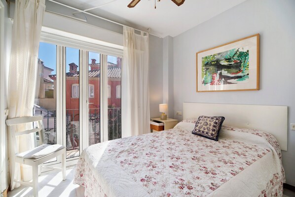 4 bedrooms, iron/ironing board, free WiFi, bed sheets