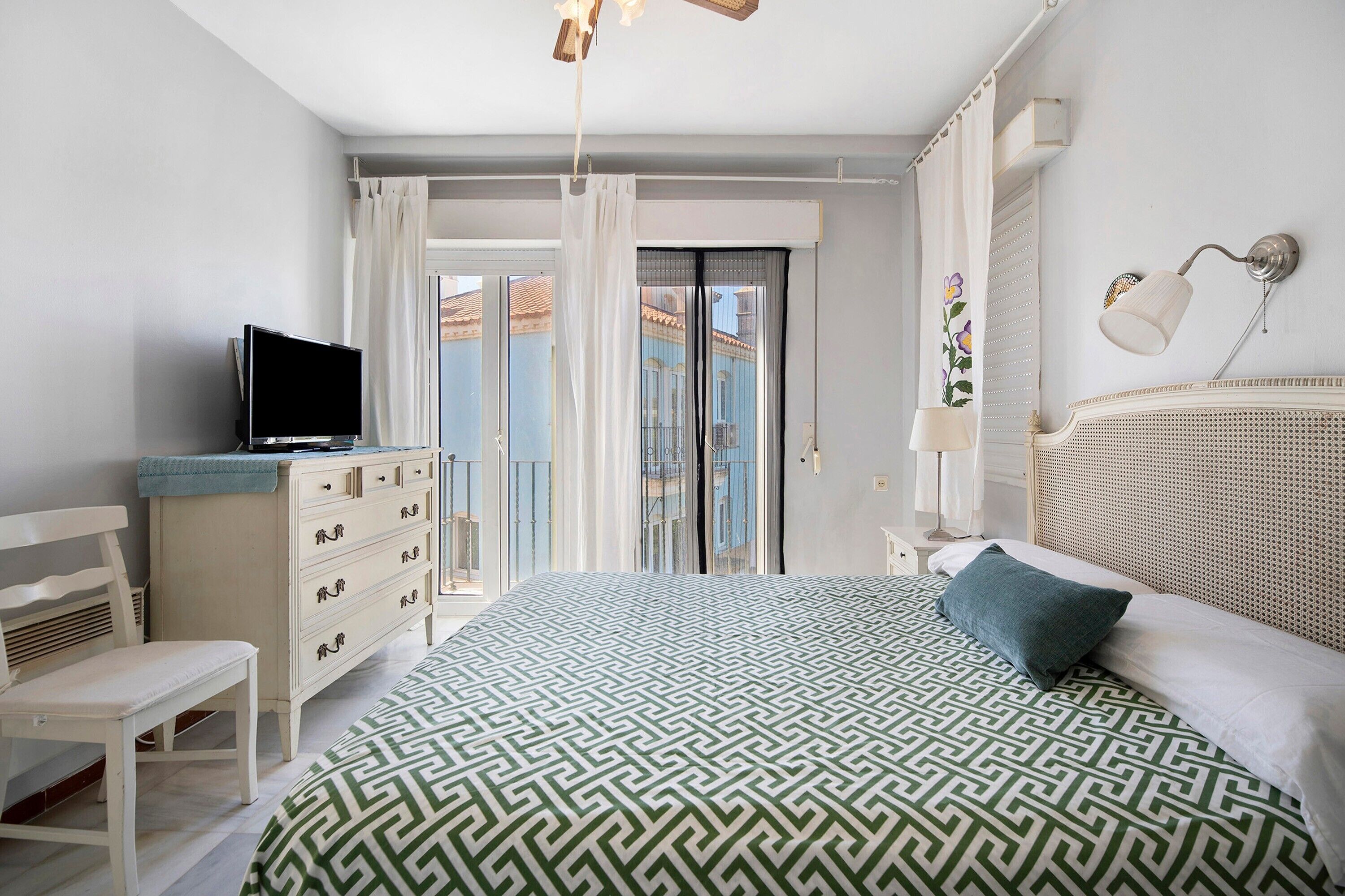 4 makuuhuonetta, silitysrauta/-lauta, ilmainen Wi-Fi, vuodevaatteet