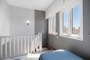 4 slaapkamers, een strijkplank/strijkijzer, gratis wifi, beddengoed