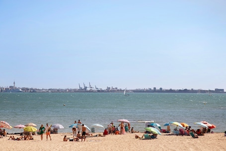 On the beach. Apartment 'Magnificent Beachfront Flat' with Sea Views, Private Terrace and Wi-Fi
