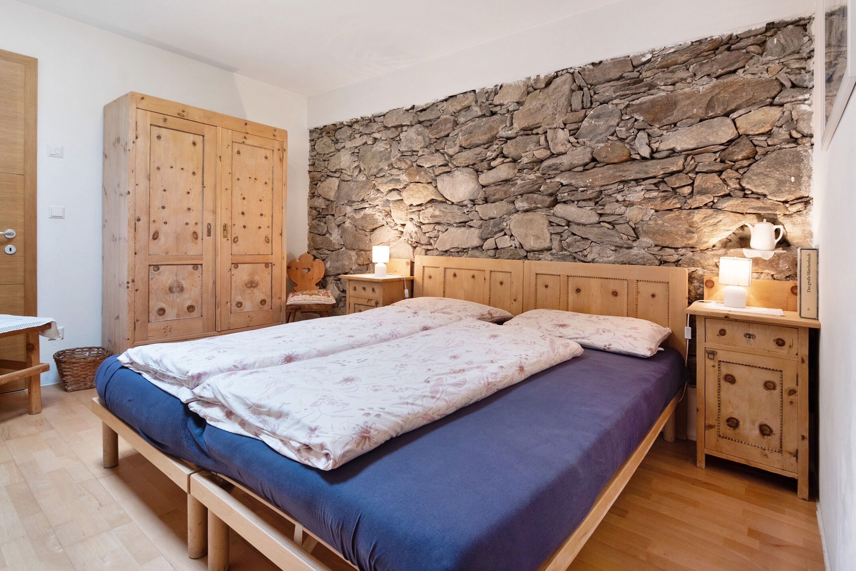 2 habitaciones, tabla de planchar con plancha y ropa de cama 