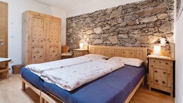 2 habitaciones, tabla de planchar con plancha y ropa de cama