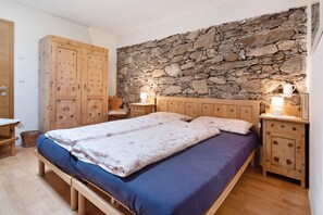 2 bedrooms, iron/ironing board, bed sheets - Apartment 'Bachguthof' with Mountain View, Shared Garden and Balcony (Silandro)