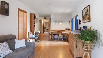 TV, tavolo da ping pong