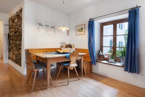 Dining - Apartment 'Bachguthof' with Mountain View, Shared Garden and Balcony (Silandro)