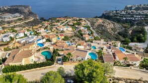 A coastal residential area with houses, swimming pools, and a cliff overlooking the sea. - Villa 'Costa Blanca' with Sea View, Wi-Fi and Air Conditioning (Benitachell)