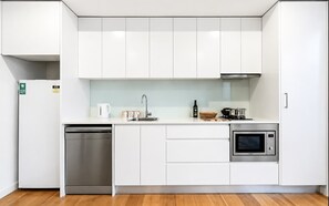 Fridge, microwave, stovetop, dishwasher - Central stylish 1 bedroom with balcony and air-con (Surry Hills)
