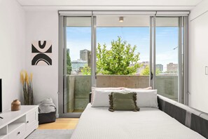 1 bedroom, iron/ironing board, WiFi, bed sheets - Central stylish 1 bedroom with balcony and air-con (Surry Hills)