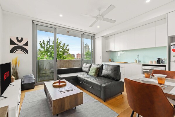 TV, offices - Central stylish 1 bedroom with balcony and air-con (Surry Hills)