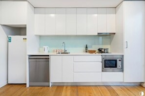 Fridge, microwave, stovetop, dishwasher