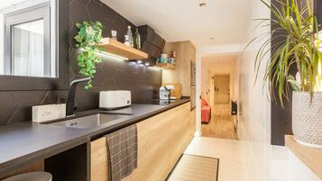 Refrigerador, microondas, placa de cocina, lavavajillas