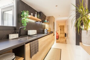 Kylskåp, mikrovågsugn, spishäll och diskmaskin