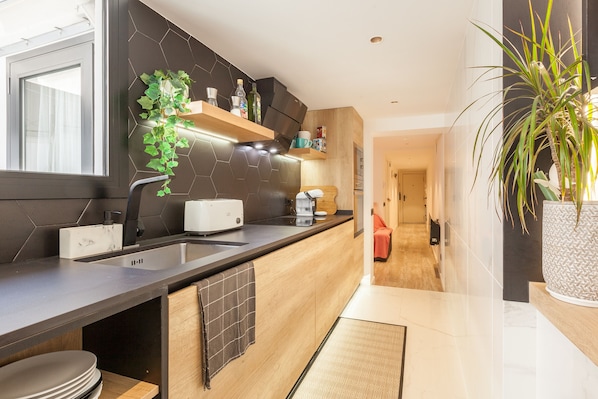 Frigorifero, microonde, piano cottura, lavastoviglie