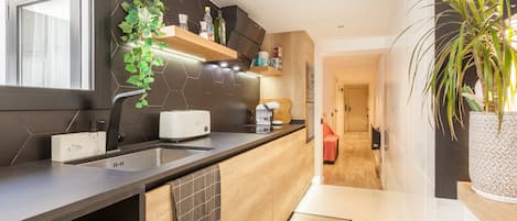 Fridge, microwave, stovetop, dishwasher