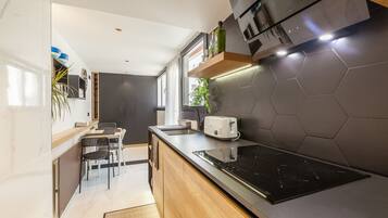 Refrigerador, microondas, placa de cocina, lavavajillas