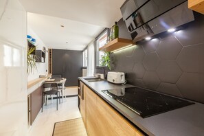 Réfrigérateur, micro-ondes, plaque de cuisson, lave-vaisselle