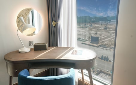 Luxury Double Room | Desk, laptop workspace, soundproofing, iron/ironing board