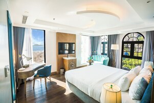 Escritorio y espacio para trabajar con laptop 