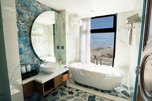 Luxury Double Room | Bathroom | Shower, rainfall showerhead, free toiletries, hair dryer