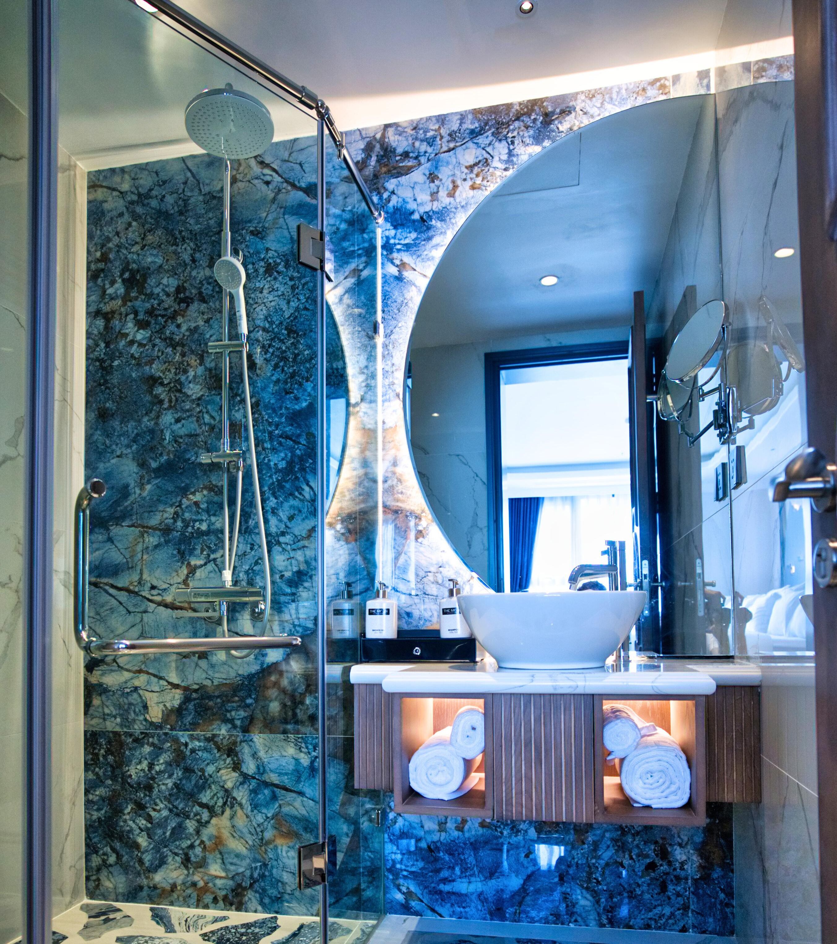 Deluxe Twin Room | Bathroom | Shower, rainfall showerhead, free toiletries, hair dryer