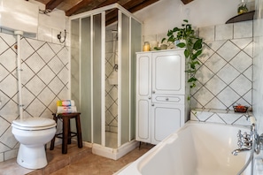 Een bad, gratis toiletartikelen, een haardroger, handdoeken