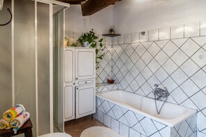 Baignoire, articles de toilette (gratuits), séchoir à cheveux