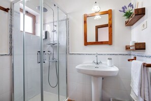 Bathtub, hair dryer, towels - Vacation Home "Las Raíces" with Mountain View, 2 Private Terraces & Wi-Fi (Pájara)