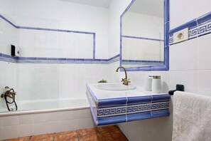 Badekar, hårføner og håndklær