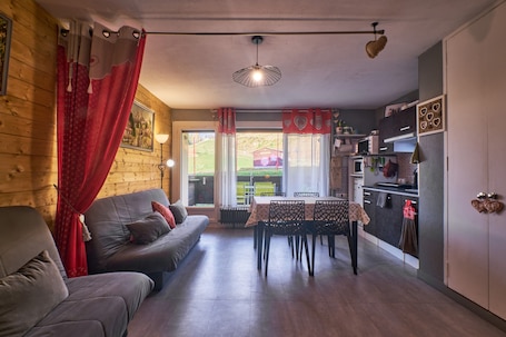 TV, video-game console, DVD player. Studio 'At the Foot of the Ski Slopes Collet' with Balcony and Wi-Fi