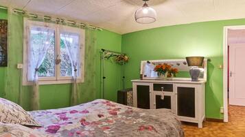 1 slaapkamer, een strijkplank/strijkijzer, gratis wifi, beddengoed