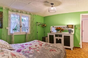 1 bedroom, iron/ironing board, free WiFi, bed sheets - Studio Apartment with Private Terrace, Wi-Fi and Air Conditioning (Saint-Victor-de-Cessieu)