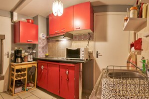 Kylskåp, mikrovågsugn, ugn och spishäll