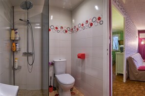 Douche, sèche-cheveux, serviettes fournies