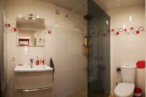 Dusche, Haartrockner, Handtücher
