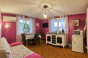 Interior - Studio Apartment with Private Terrace, Wi-Fi and Air Conditioning (Saint-Victor-de-Cessieu)
